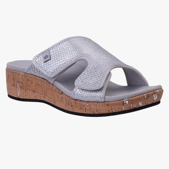 New Spenco Women's Camille Wedge Sandal Color: Silver In 8.5 Wide - Picture 1 of 10